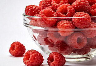 玻璃碗中的树莓