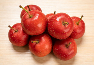 一堆新鲜的红山楂
