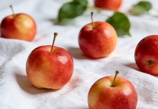 红沙果摆放在白布上