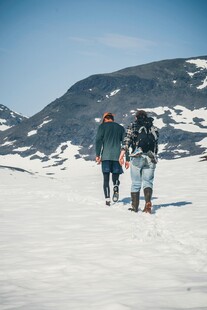雪地徒步的背包旅行者