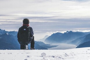雪山上的孤独徒步者