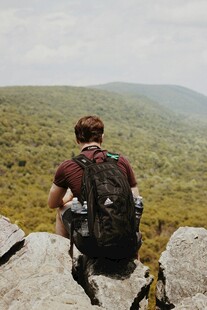 背包客眺望山野风光