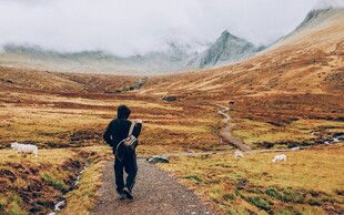 山间徒步的旅人