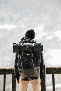 背包客眺望雪景