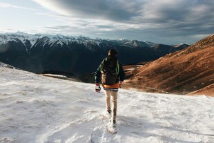 徒步者在雪山间前行