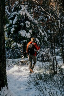 雪地中穿行的户外徒步者