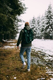 男子雪地林间徒步