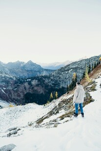 雪地徒步者的山间美景
