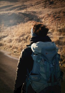 徒步旅行者的孤独前行路