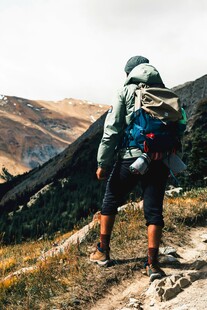 徒步旅行者在山间小路上
