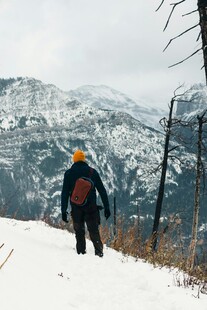 徒步者于雪山间前行