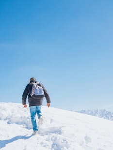 男子雪地徒步