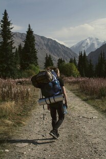 徒步旅行者穿行于山间小道