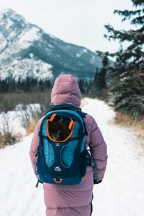雪地中背萌宠徒步的旅人