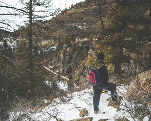 雪地徒步者的山间探索