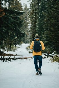 雪地独行的背包客