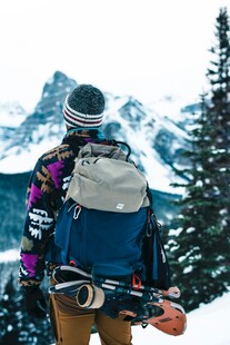 户外滑雪者的雪山之旅