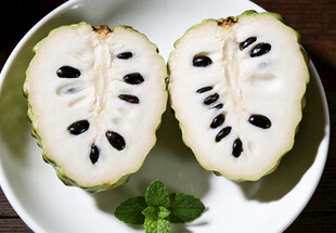 切开的释迦果摆于盘中