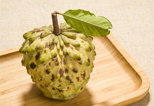 释迦果置于木托盘上