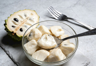 碗中的释迦果切块