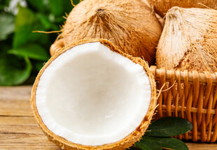 椰子切开展示椰肉