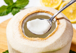 椰青内舀出的一勺椰肉