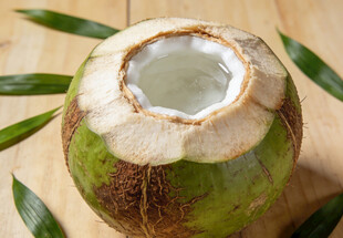 切开的新鲜椰子