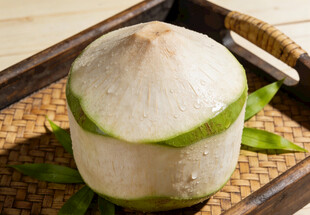 椰青置于托盘上