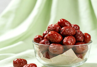 玻璃碗中的红枣