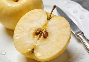 切开的奶油富士黄苹果