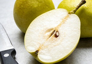 切开的黄绿色梨子