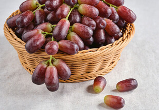 篮子里的长粒葡萄