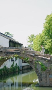 古桥流水间的中式景致