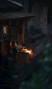 古屋内炉火映照温馨场景