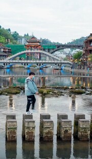 石桥漫步的旅人