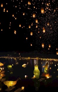 夜空中飘飞的绚烂孔明灯