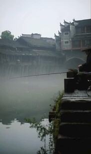 水乡晨雾中的古朴建筑