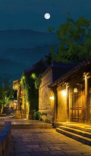 月夜下的古朴街巷