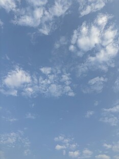 晴朗蓝天飘着朵朵白云