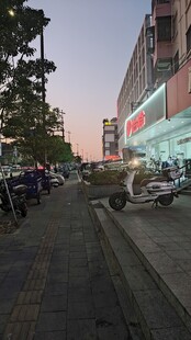 城市街道傍晚景象