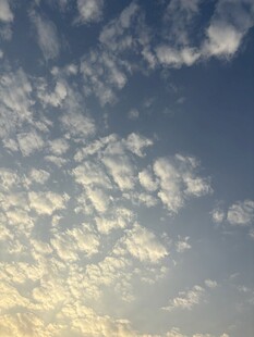 蓝天中的蓬松云朵