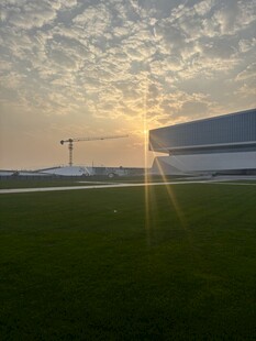 日出下的开阔绿色场地