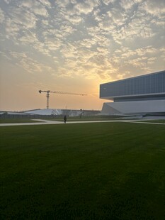 黄昏下的开阔场地与建筑