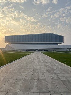 现代建筑前的开阔步道