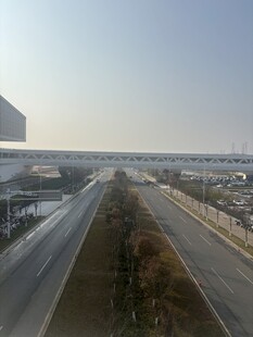 宽阔公路与周边景致