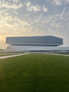 未来感建筑屹立于绿草地