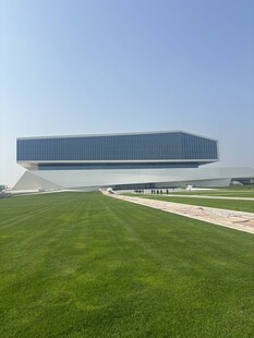 现代建筑旁的大片绿茵草地