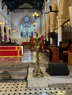 教堂内部庄严的宗教场景