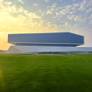 阳光下的现代建筑与绿地