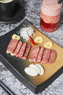 美味牛排摆盘与饮品搭配